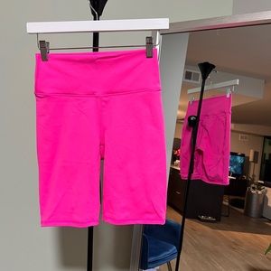 Fabletics Boost PowerHold® High-Waisted 6'' Short - Neon Pink Tropic - S